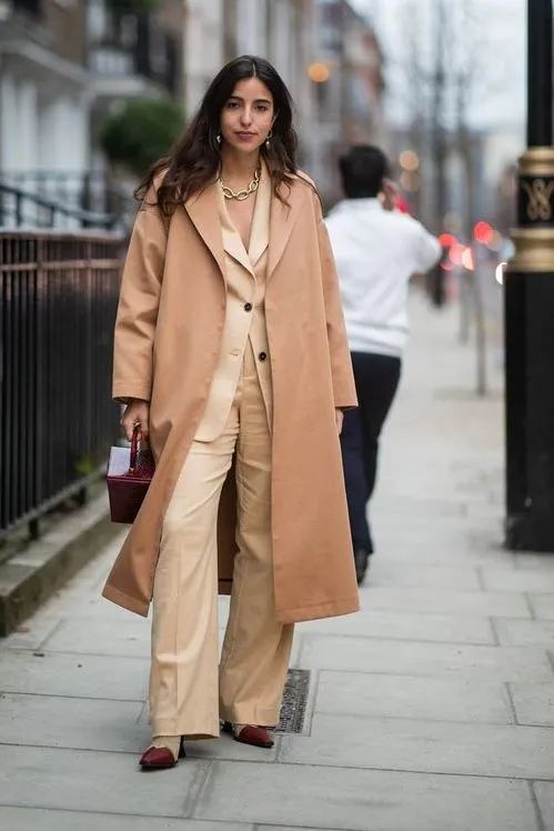 驼色大衣多种风格穿搭攻略,驼色大衣的高级感穿搭示范