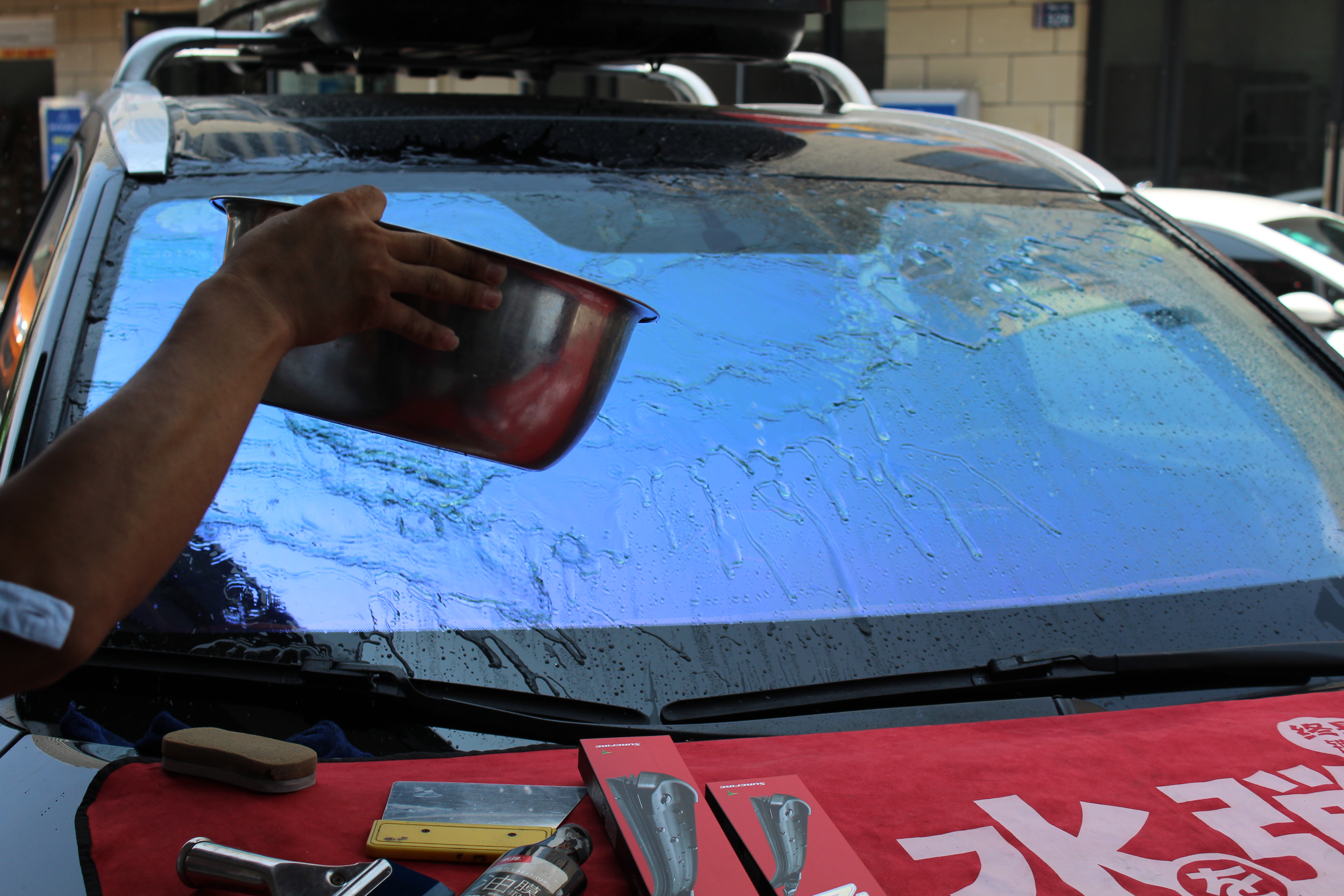 被改装店忽悠300元安装的水弹镀膜雨刷,真的有效果吗?