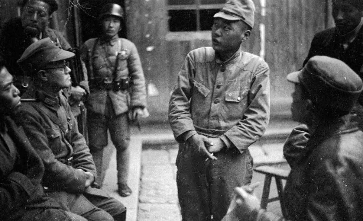 日军帽子上为什么会有一层网,日军帽子为什么有两个帘