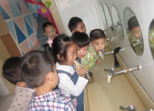 两岁宝宝有蛀牙刷牙的正确方法,宝宝牙齿清洁喷雾防止蛀牙