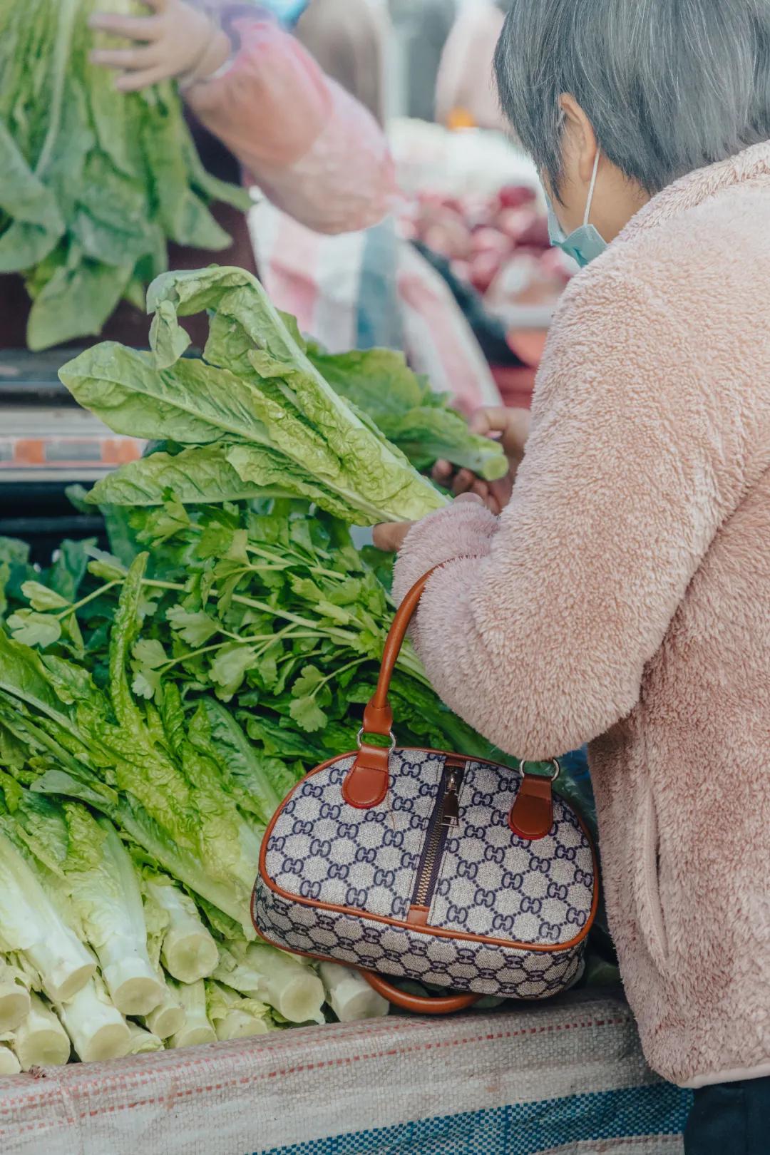 沙河边的野生菜市，是成都嬢嬢的狂欢现场