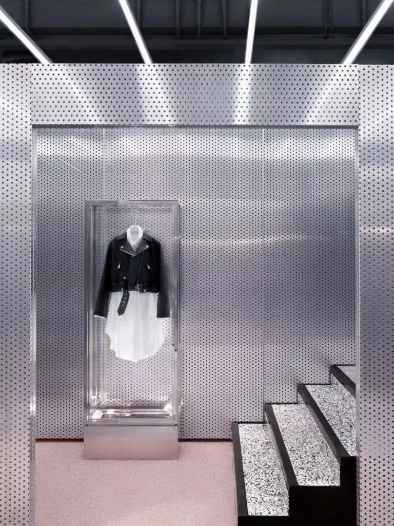 全球仅50多家店、年销售2亿欧元的Acne，门头竟然无LOGO？