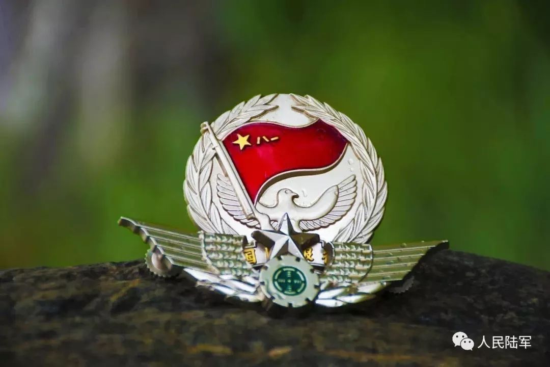 “班长,你这双作战靴都裂口了,还要吗?”