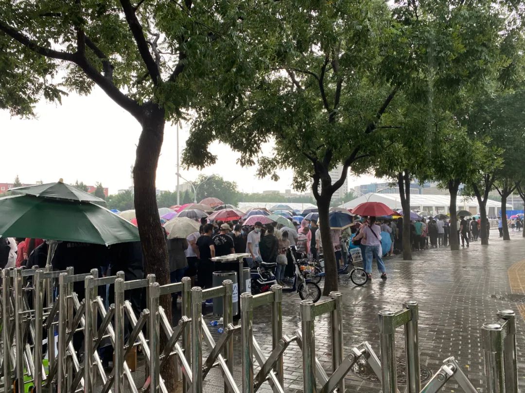 当核酸成为通行证:“各位亲朋好友,我是安全的,见面可放心”