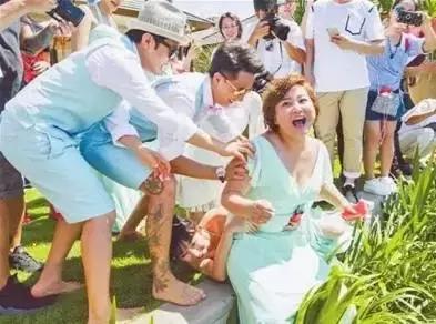 山东这个新郎这下火了，被人用胶带绑路灯杆上泼调料……就不能好好结个婚吗？