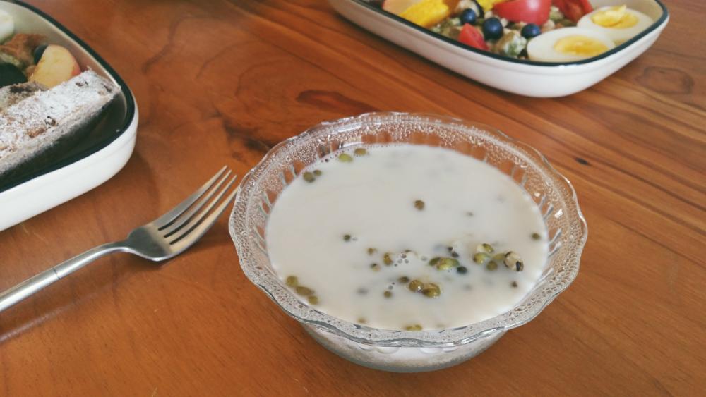 不再是绿豆粥主宰夏天的圣光时刻了!绿豆牛奶配一脸