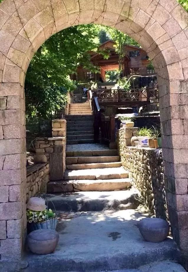 十大悬崖玻璃栈道景点,有瀑布有山还有玻璃栈道的景区