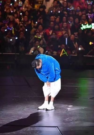 刘德华演唱会只唱3首就取消：不必道歉，敬业的人才会这样做！