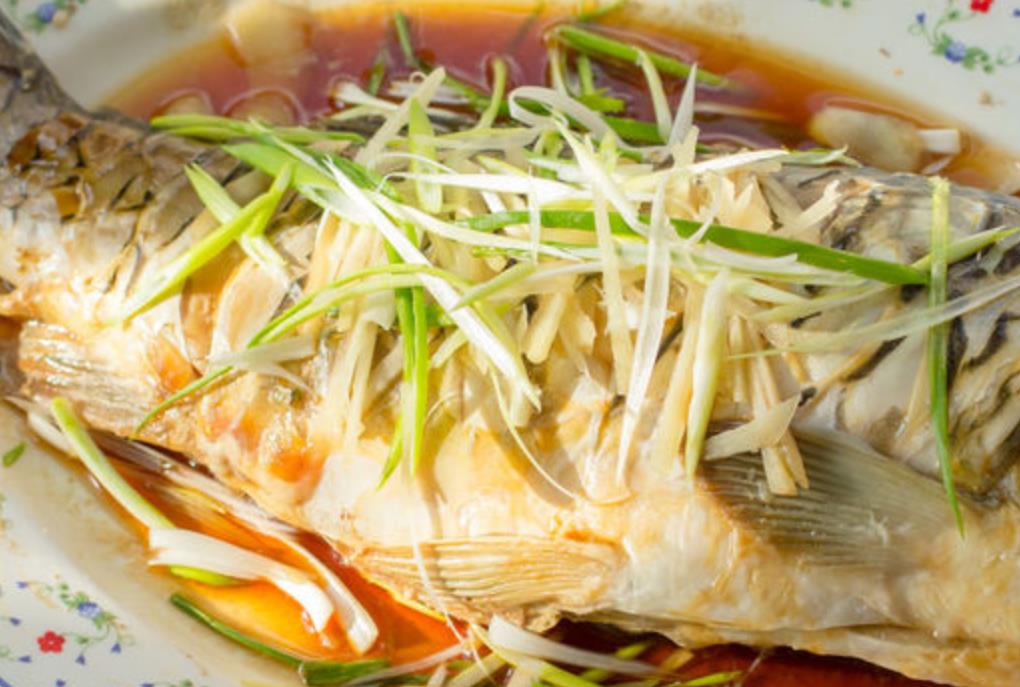 清蒸鱼是先放酱油还是后放,清蒸鱼酱油是蒸前放还是蒸后放