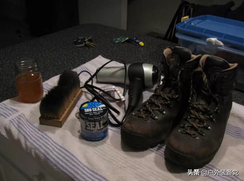 脏兮兮的旅游鞋,徒步鞋爬山脏了怎么清洗