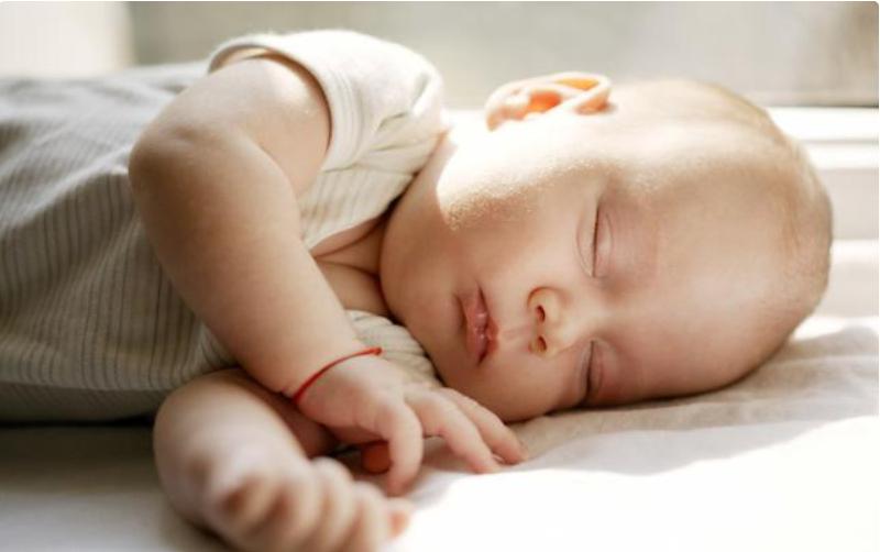 宝宝两个月睡整夜觉不吃奶正常吗,两个月宝宝睡整夜觉不喝奶怎么办