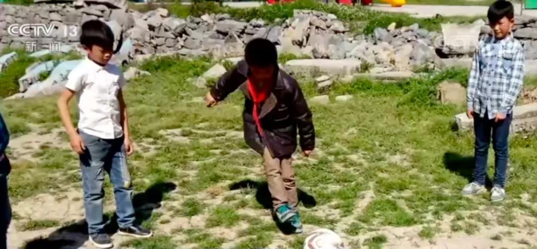 教诗歌的语文老师带出足球队,教足球的语文老师