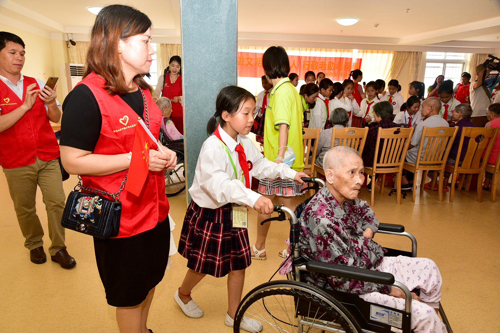 小学敬老孝贤月活动总结,尊老敬老教育活动报道