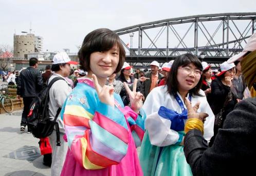 朝鲜游客来中国游玩,不用导游,嫌弃高铁太慢,打“飞的”来北京