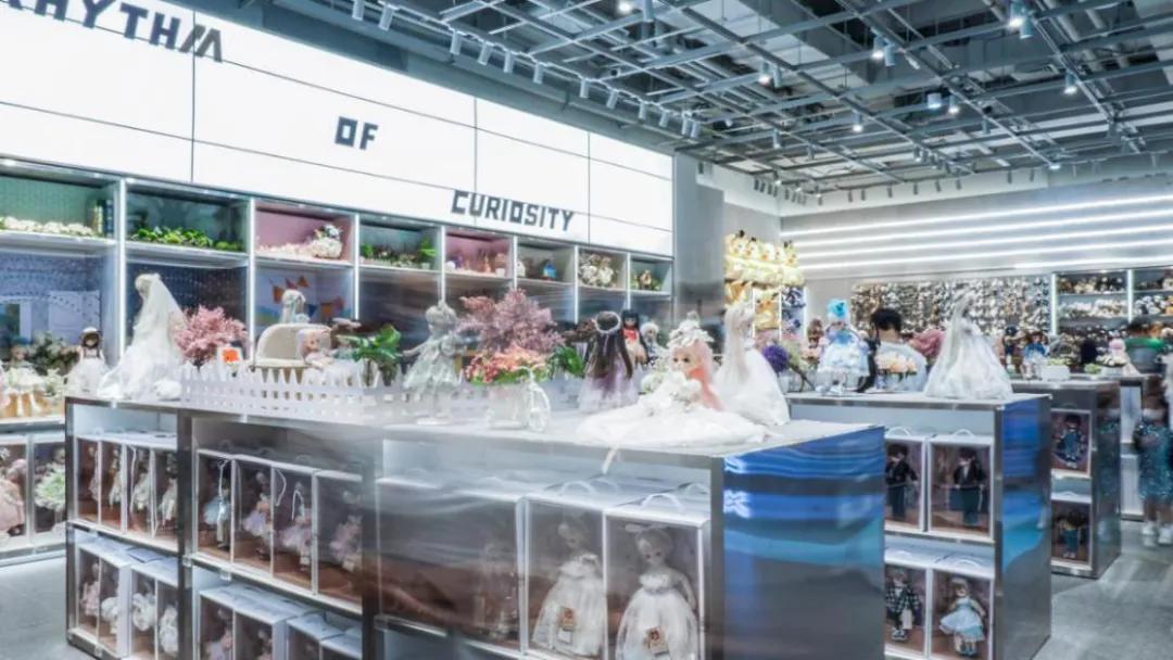 探店|KK集团潮玩店X11:联名手办火热,背后是年轻人的情绪投射