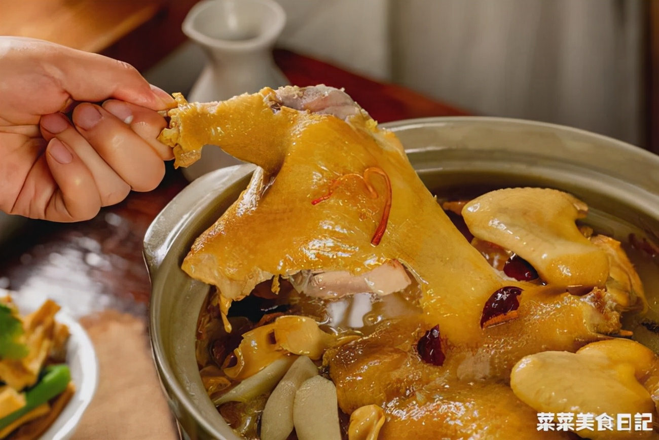 奶奶炖的鸡汤,老奶奶做的清炖鸡汤