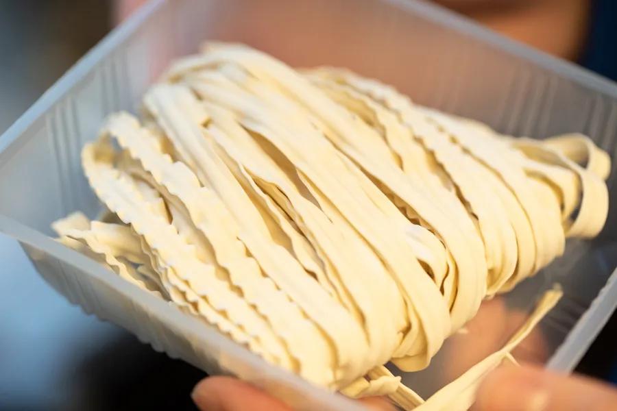 在李佳琪直播间买零食，是个划算的选择吗？