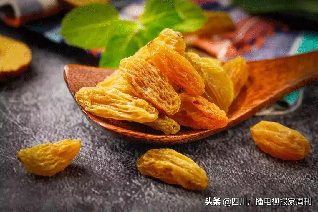 葡萄干直接吃还是泡水喝,葡萄干泡水喝能治病吗