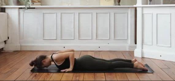 后背疼练习什么瑜伽体式,治疗后背疼痛的瑜伽动作