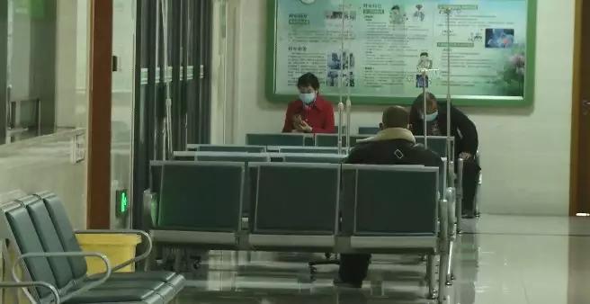 怀孕大笑然后发现流了点血,孕妇突然流红色血