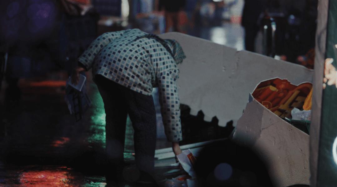 向对面出租屋射了一箭:80后妈妈王莹在城中村的实验艺术