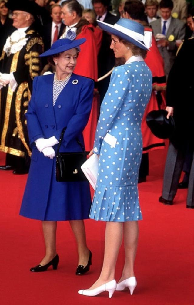 戴安娜在机场喊爸爸,菲利普亲王和戴安娜恋爱过程