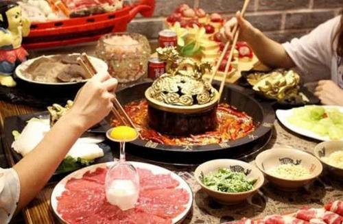 头皮上长小红疙瘩是上火引起的吗,头皮上长小红疙瘩什么引起的