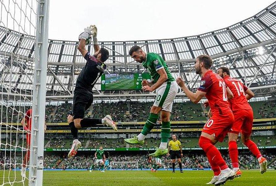 世预赛c罗双响葡萄牙2-1爱尔兰,c罗两球绝杀爱尔兰