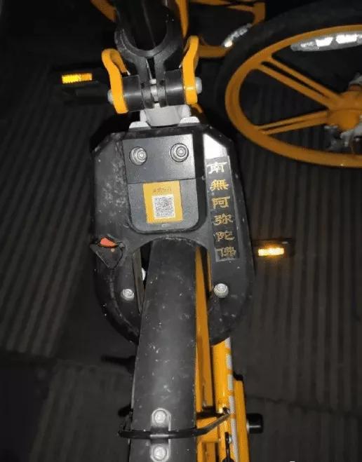 女生的包包里究竟可以装什么？哈哈哈，这操作笑死我了