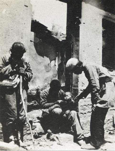 养父去世后36岁女孩寻亲,女子整理父亲遗物发现一封血书