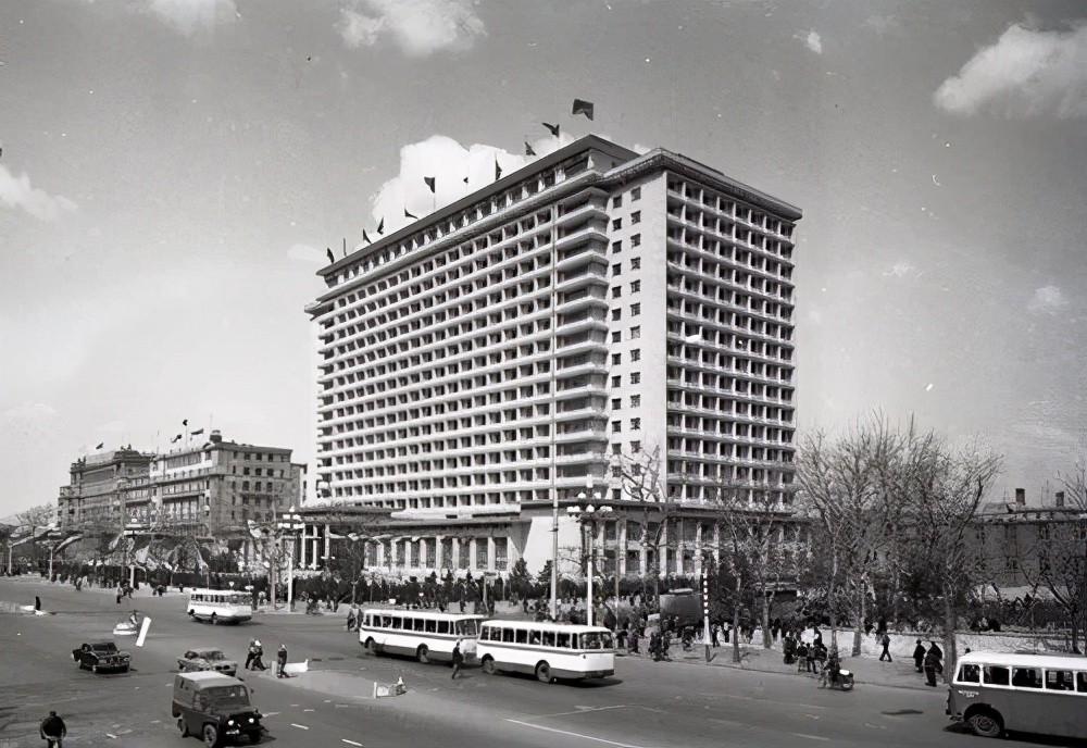 北京饭店建到14层时，中央警卫来找：威胁到中南海，赶快停工