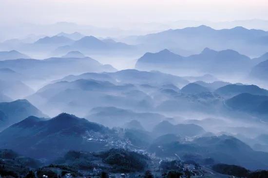 古诗词里的山，江碧鸟逾白，山青花欲然