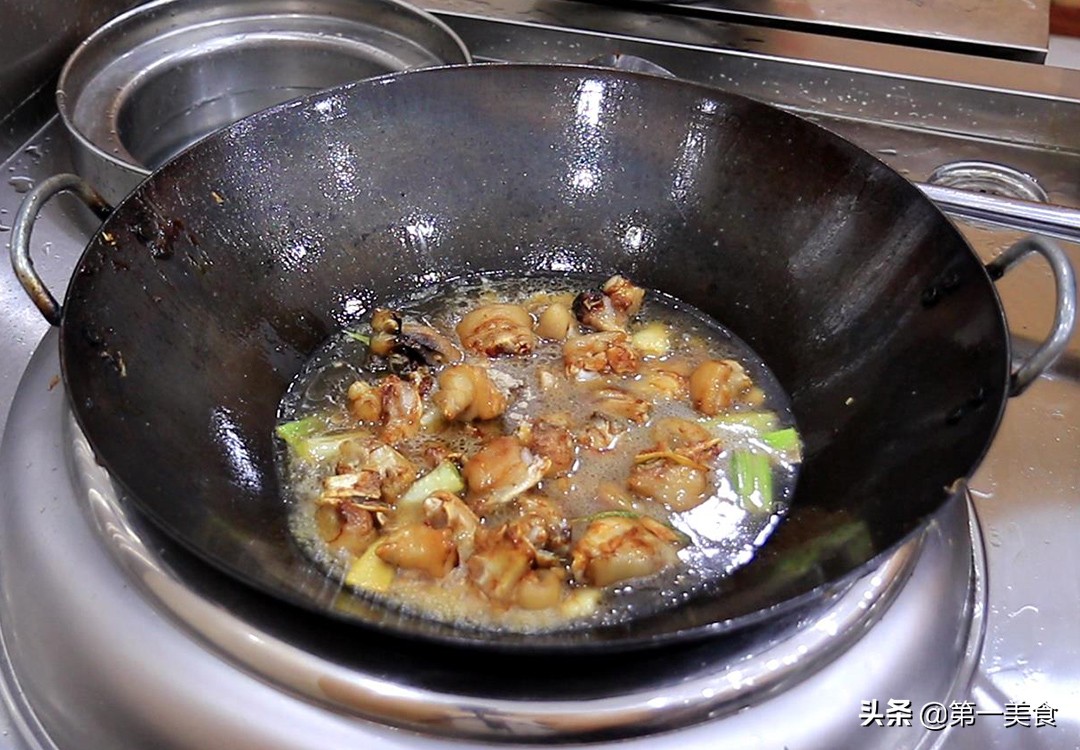 家常炖整个猪蹄最简单做法,砂锅炖猪蹄快的方法