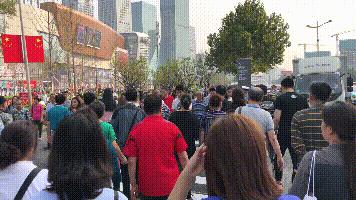 还没过节，济南这里已堵成了人山人海！最大规模的综合体开业！还有水哥王昱珩打造的绿植墙