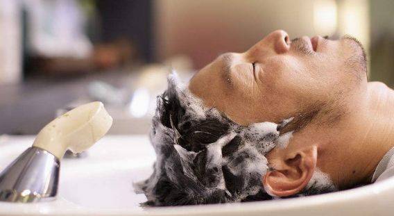 头顶出油发尾干燥怎么办,头发头顶油发梢干怎么办