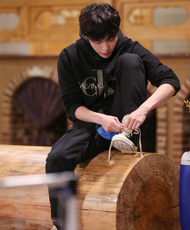 张艺兴匡威联名款穿搭,张艺兴穿黑匡威