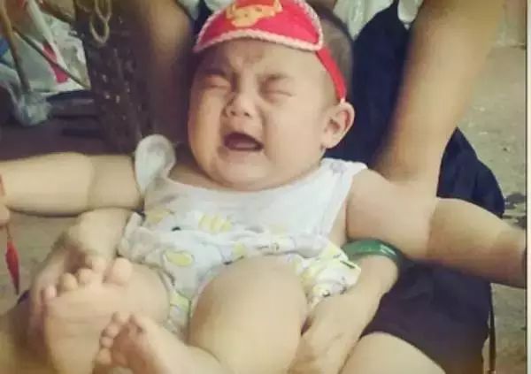 奶奶把尿导致宝宝脱肛,把屎把尿导致孩子脱肛是痔疮吗