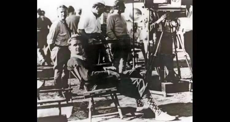 地球太烦了，这个男人居然想带全人类飞向天空