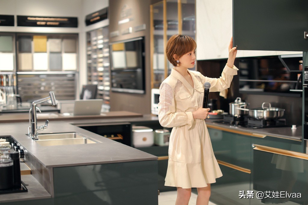 孙俪晒周末带孩子游玩新照,37岁孙俪罕见淑女装