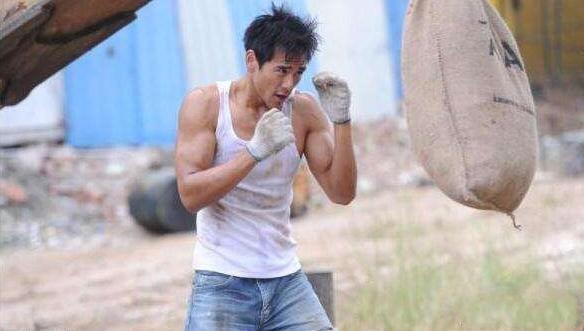 彭于晏腹肌训练的方法,彭于晏练腹肌的动作