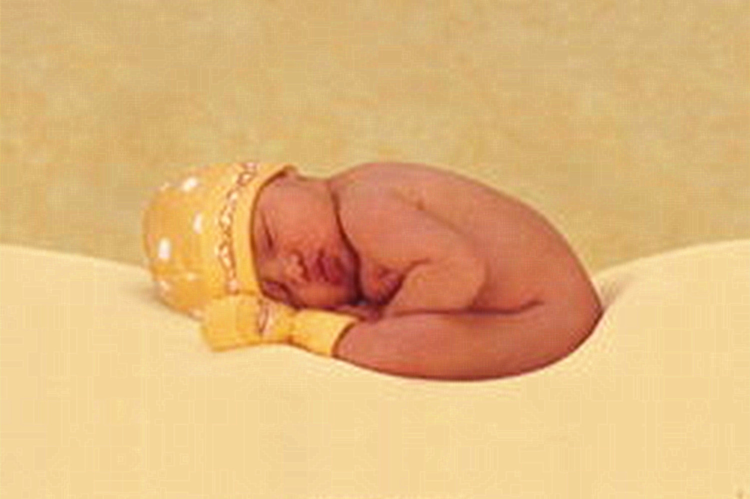 2个月宝宝总是哭闹不睡觉怎么办,2个月婴儿晚上不睡觉爱哭怎么办