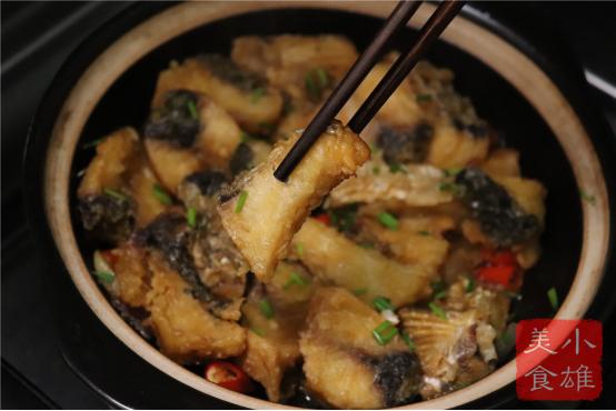 家常炖草鱼酱汁浓郁简单美味,草鱼一半油炸和一半炖汤