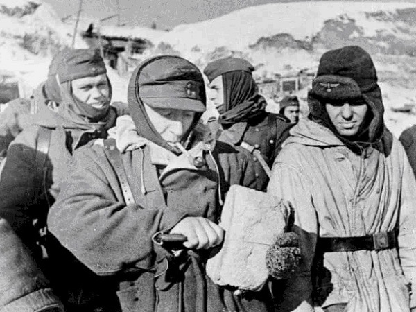 苏联二战吃黑面包 (一个德军给苏联士兵面包的电影)