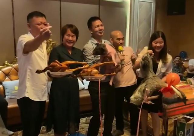 女子送闺蜜特殊生日礼物,女子过生日闺蜜送来一只鹅