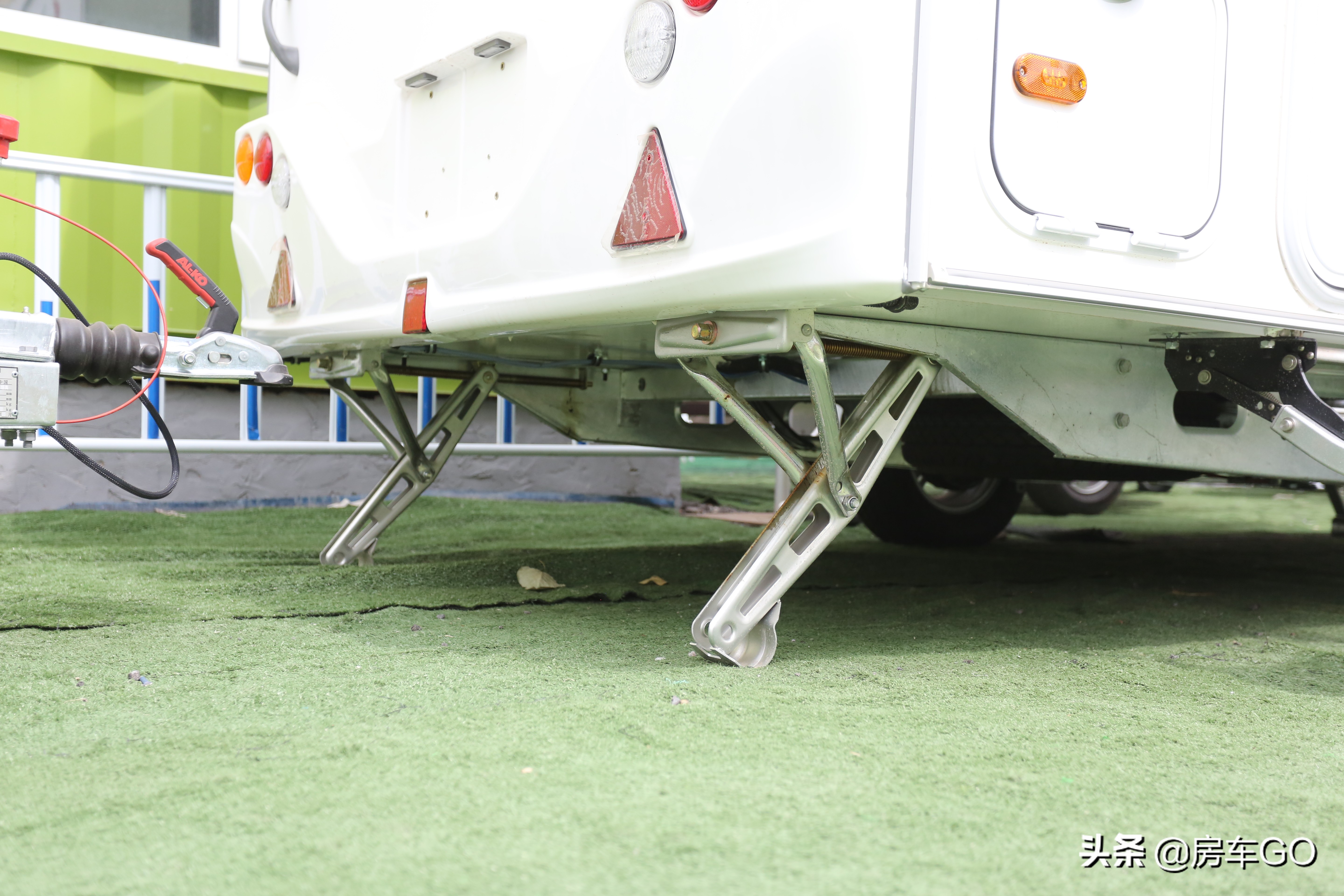 可以上蓝牌的拖挂房车,能住三人小型拖挂房车