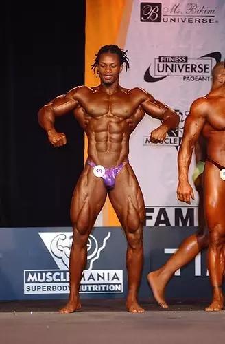 大屌哥的儿子小小年纪就已经练成了肌肉男，真是虎父无犬子