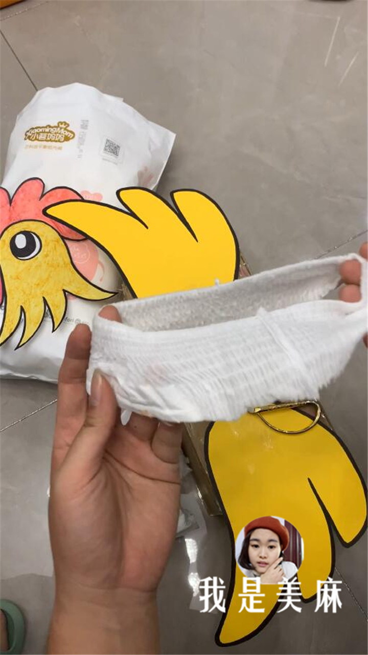 爸爸用快递纸箱做个大公鸡,孩子不停地跳来跳去,就像下蛋一样