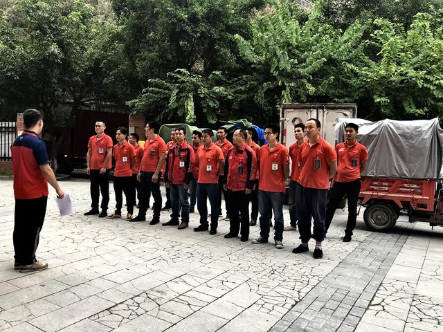 18岁男干快递累吗,18岁小伙一年挣100万