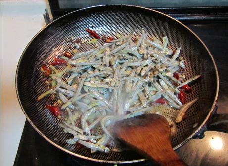 炒小鱼干为什么放醋,炒小鱼干咋会糊锅