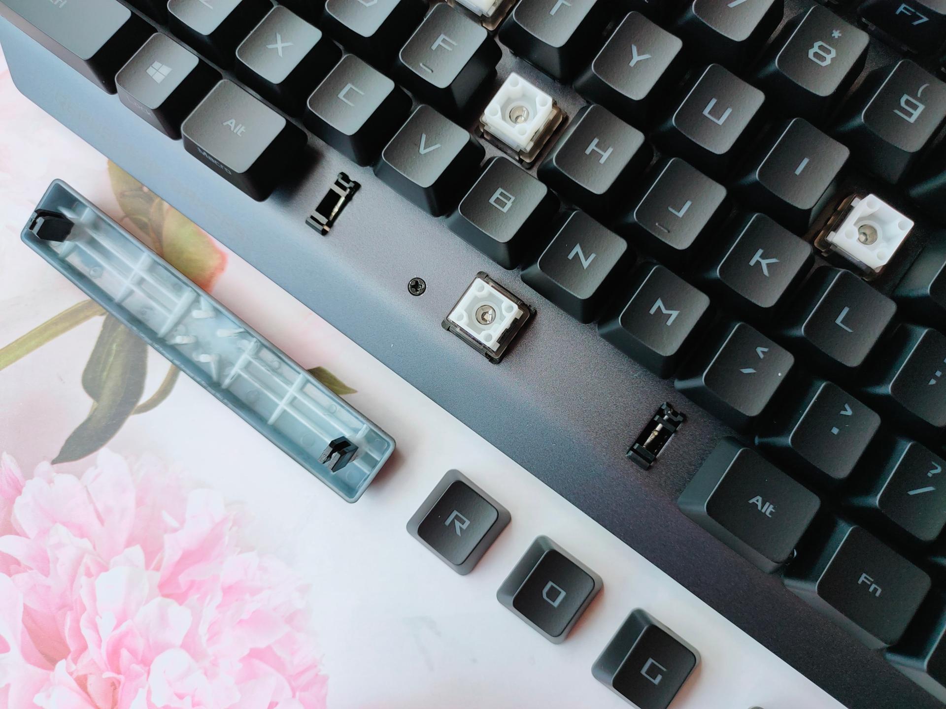 更强寿命和RGB灯光，败家之眼ROG游侠RX光轴键盘